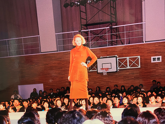 沿革  ジュンココシノMITSUKEコレクションを開催 1